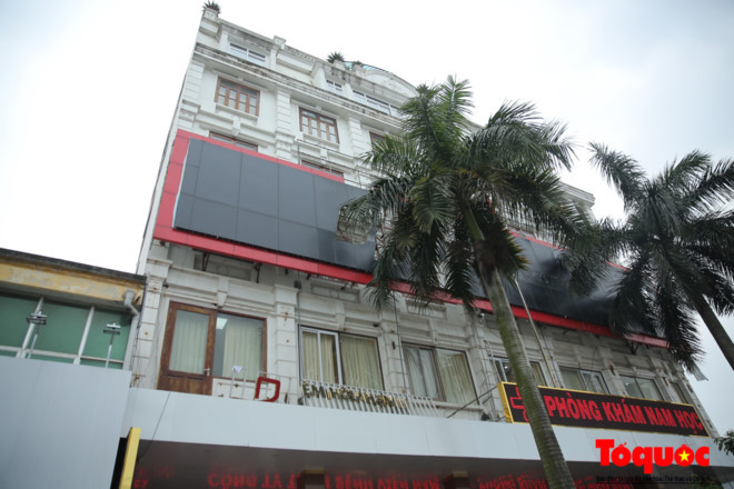 Trong thời gian qua trên nhiều tuyến phố của Hà Nội, những bảng quảng cáo lắp đặt ở các công trình riêng lẻ, nhất là các bảng diện tích quá quy định không đảm bảo yêu cầu thoát hiểm khi có cháy nổ đã buộc phải dỡ bỏ.