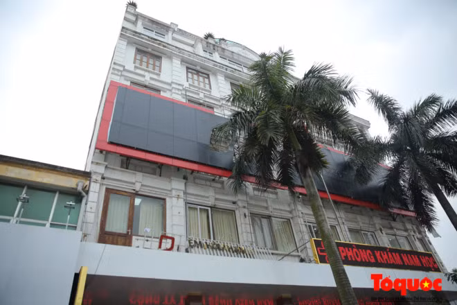 Trong thời gian qua trên nhiều tuyến phố của Hà Nội, những bảng quảng cáo lắp đặt ở các công trình riêng lẻ, nhất là các bảng diện tích quá quy định không đảm bảo yêu cầu thoát hiểm khi có cháy nổ đã buộc phải dỡ bỏ.