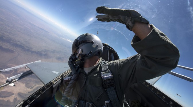 Để bù đắp vào chỗ thiếu hụt phi công nghiêm trọng, một chuyến công tác ra nước ngoài của các phi công Mỹ đã được Không quân nước này kéo dài lên tối thiểu 24 tháng và tối đa 48 tháng thay vì chỉ 12 tháng như trước đây, tuy nhiên đây rõ ràng chỉ là giải pháp tình thế. Nguồn ảnh: Tube.