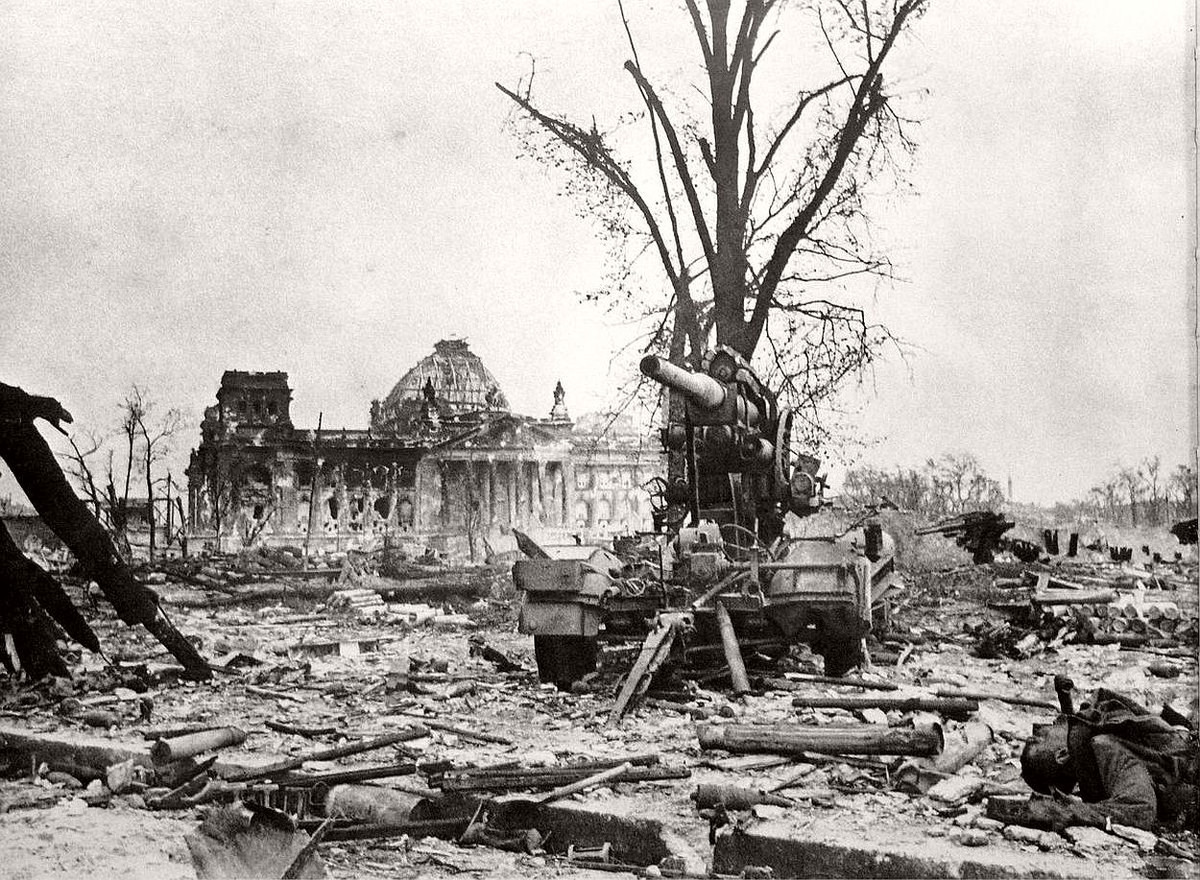Một khẩu pháo 88 huyền thoại của Đức phía trước tòa nhà quốc hội của quốc gia này. Tại những nơi chiến sự ác liệt, mọi thứ gần như đều bị san phẳng bởi sức mạnh của pháo binh Liên Xô. Nguồn ảnh: Vintage.
