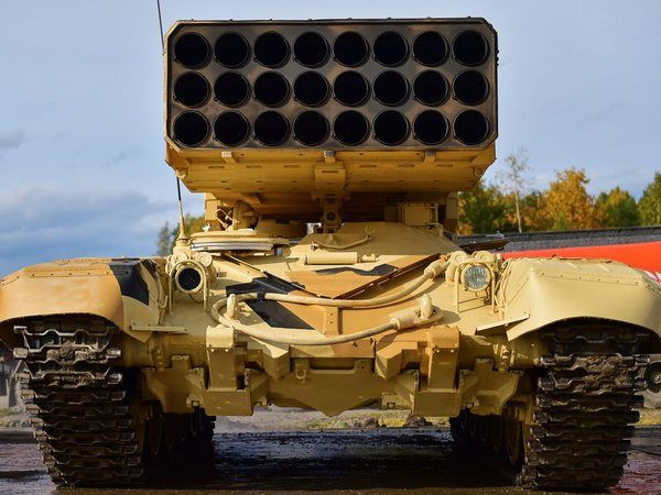 Nếu sử dụng khung gầm của xe tăng Armata cho hệ thống TOS-2, rất có thể TOS-2 vẫn sẽ có kíp chiến đấu bao gồm 3 thành viên. Hiện tại, ngoài Nga chỉ có duy nhất 1 quốc gia khác trên thế giới đó là Sudi Arabi đã ký thỏa thuận hợp tác với Nga để sản xuất nội địa loại pháo phản lực mạnh bậc nhất thế giới này. Nguồn ảnh: Wiki.