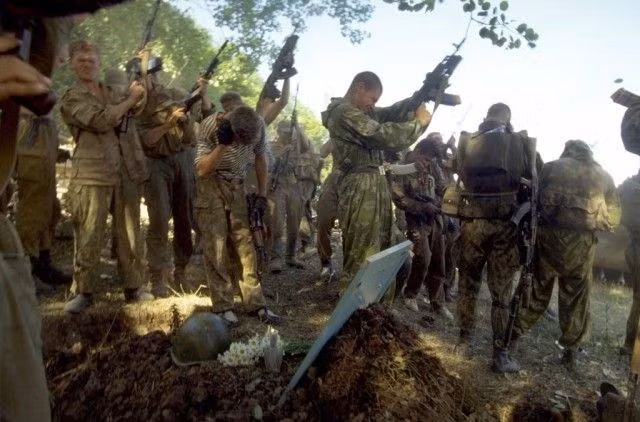 Một người lính Spetznaz hy sinh được đồng đội chôn cất và mai táng theo nghi thức quân đội giản dị nhất có thể. Nguồn ảnh: ER.