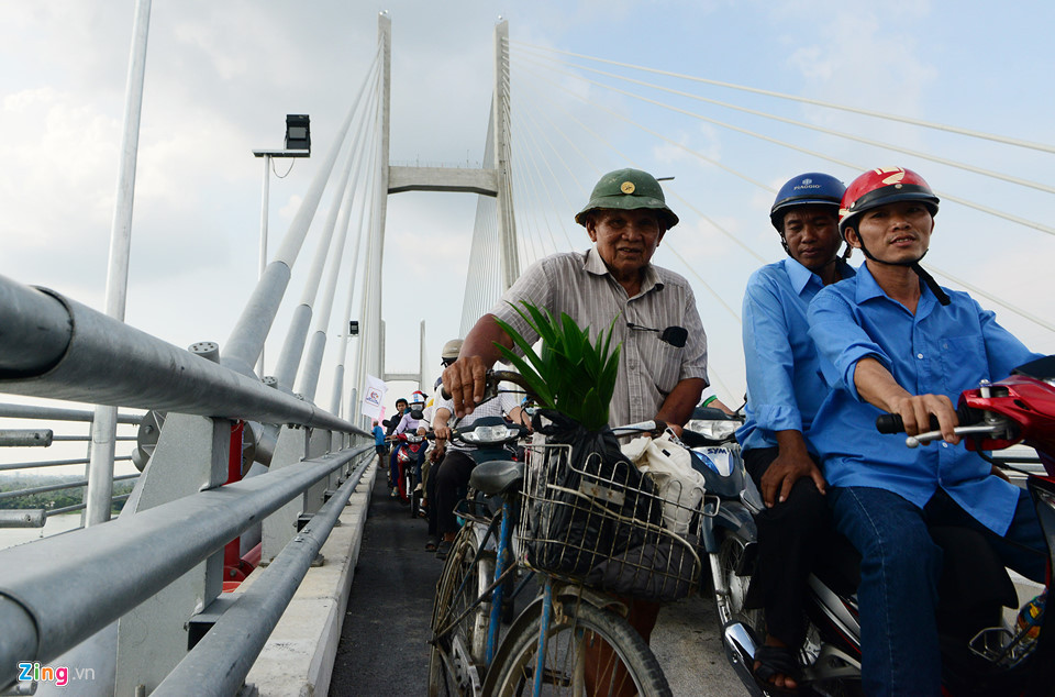 "Xe cộ đông đúc quá, đi lên đạp xe không nổi, xuống dốc sợ người ta đụng vào nên tôi phải dắt bộ qua cầu", cụ Trần Văn Mười, ngụ xã Tân Mỹ, huyện Lấp Vò nói.