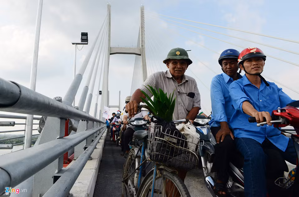 "Xe cộ đông đúc quá, đi lên đạp xe không nổi, xuống dốc sợ người ta đụng vào nên tôi phải dắt bộ qua cầu", cụ Trần Văn Mười, ngụ xã Tân Mỹ, huyện Lấp Vò nói.