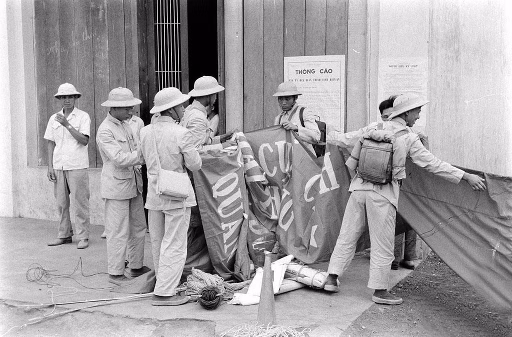 Biểu ngữ, tranh cổ động của chính quyền bù nhìn và Pháp bị gỡ xuống trong một buổi sáng, thay vào đó là các biểu ngữ của chính quyền cách mạng. Nguồn ảnh: Flickr.