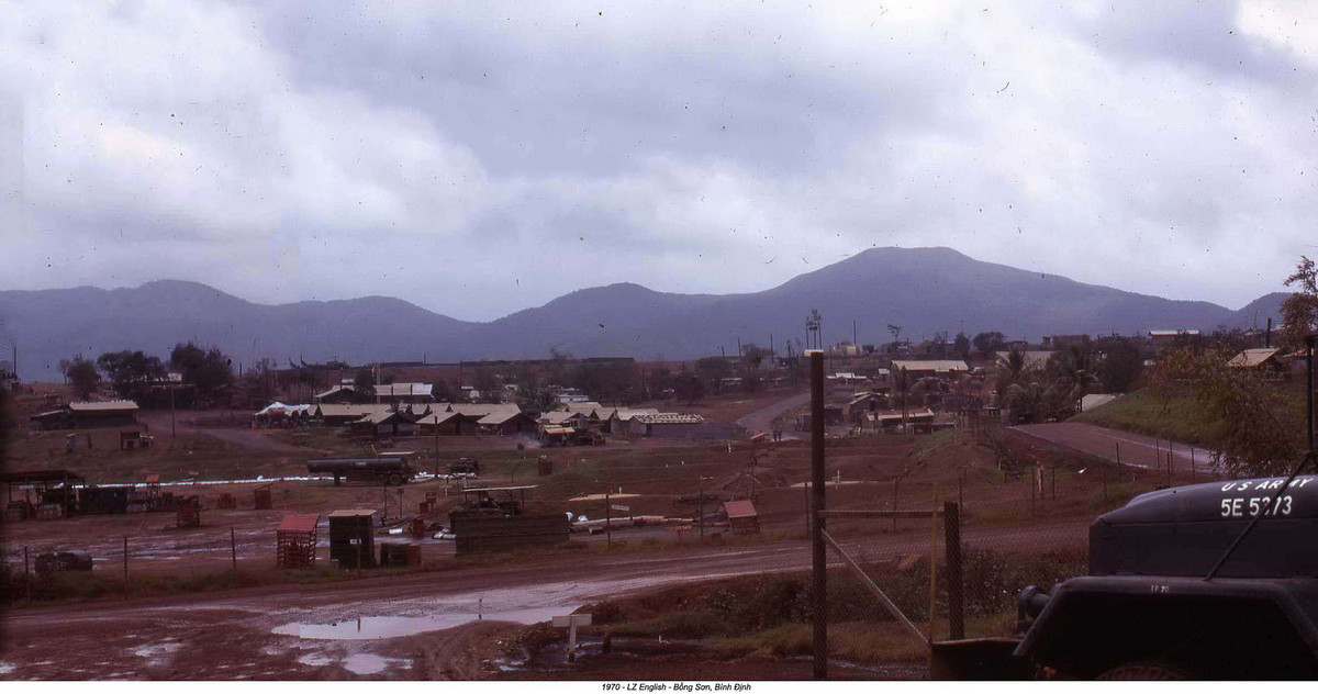 Do địa hình bị chia cắt, bãi đổ bộ này không được bằng phẳng nên Quân đội Mỹ gặp khá nhiều khó khăn trong việc xây dựng tuyến phòng thủ xung quanh EZ English.