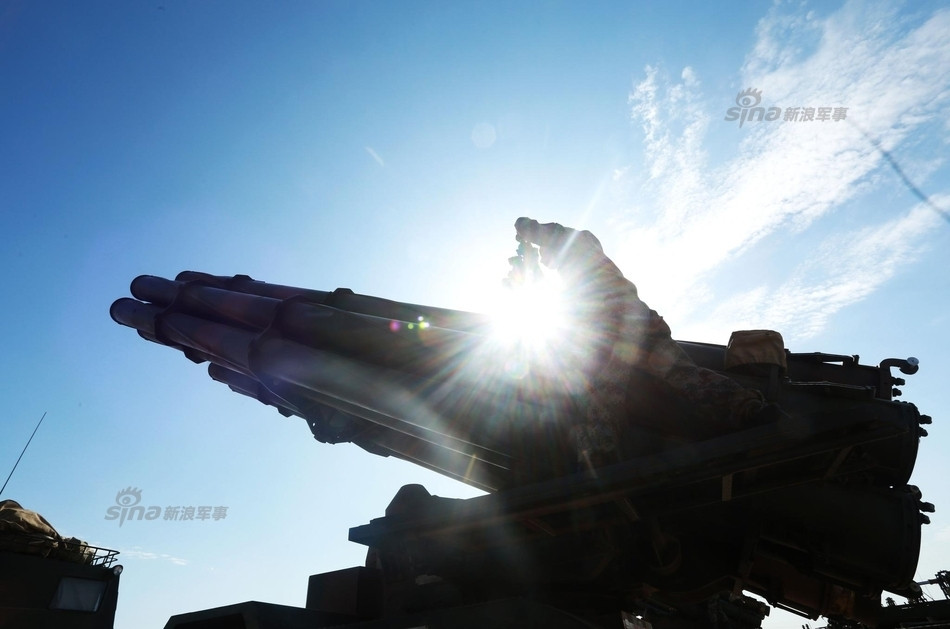 Các loại đạn của PHL03 của Trung Quốc bao gồm đạn nổ mạnh, đạn nổ trên không, đạn xuyên giáp (chống xe tăng), đạn nổ mảnh (chống người) và đạn chùm. Đầu đạn chùm có thể mang theo nhiều đầu đạn chống tăng tự dẫn đường, cho phép tấn công nhiều mục tiêu thiết giáp đối phương khác nhau sau khi tách. Nguồn ảnh: Sina.