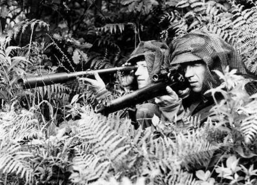 Cái tên Lee Enfield được ghép từ tên của "Cha đẻ" khẩu súng này ông James Paris Lee trong khi đó, chữ "Enfield" được lấy từ tên nhà máy sản xuất vũ khí Enfield - nơi đã cho ra lò khẩu súng trườn Lee Enfield đầu tiên. Mặc dù vậy, cái tên này chỉ phổ biến ở Anh. Nguồn ảnh: Tube.