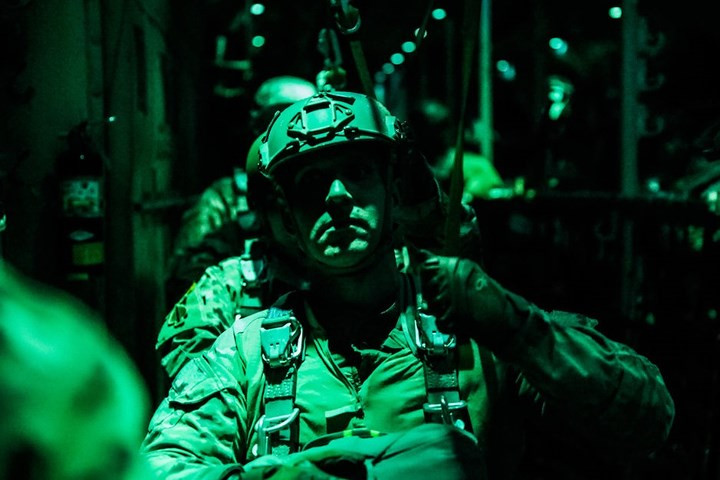 Lính đặc nhiệm mũ nồi xanh chuẩn bị thoát khỏi máy bay C-130 Hercules trong một cuộc nhảy dù đêm ở Colorado, Mỹ.
