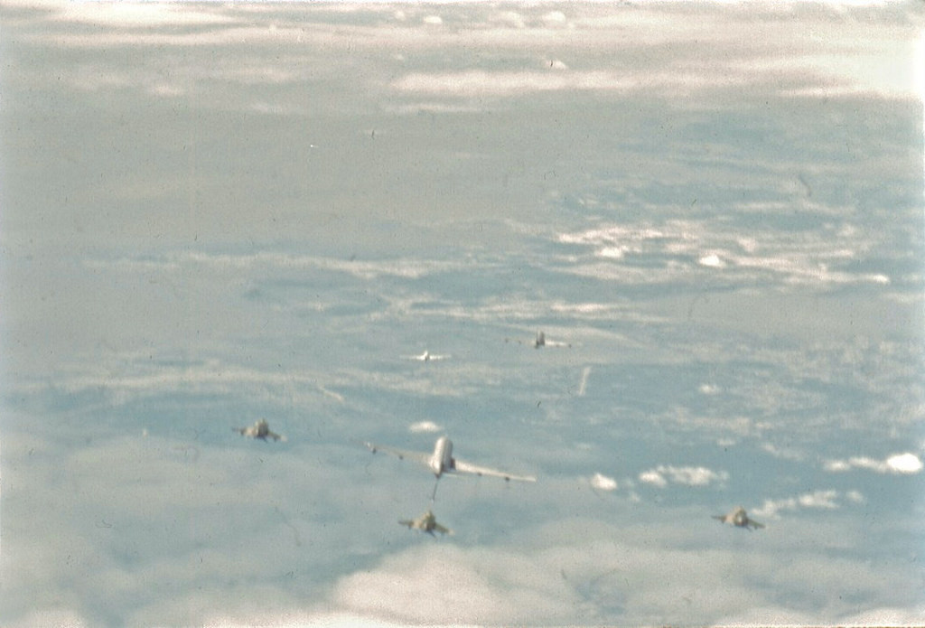 Loại máy bay tiếp liệu này của Mỹ chỉ có khả năng tiếp liệu cho một chiếc phi cơ một lúc nên quá trình tiếp liệu cho một tốp chiến đấu cơ thường diễn ra rất lâu. Nguồn ảnh: Flickr.