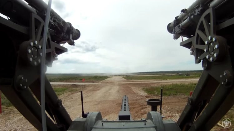 Hệ thống cảm biển của Uran-9 bao gồm các mô-đun cảm biến bao gồm hệ thống cảnh báo sớm laser, camera ảnh nhiệt và camera quang học. Toàn bộ hệ thống cảm biến này của Uran-9 có khả năng theo dõi mục tiêu ở khoảng cách 6km vào ban ngày và 3km vào ban đêm. Nguồn ảnh: BI.