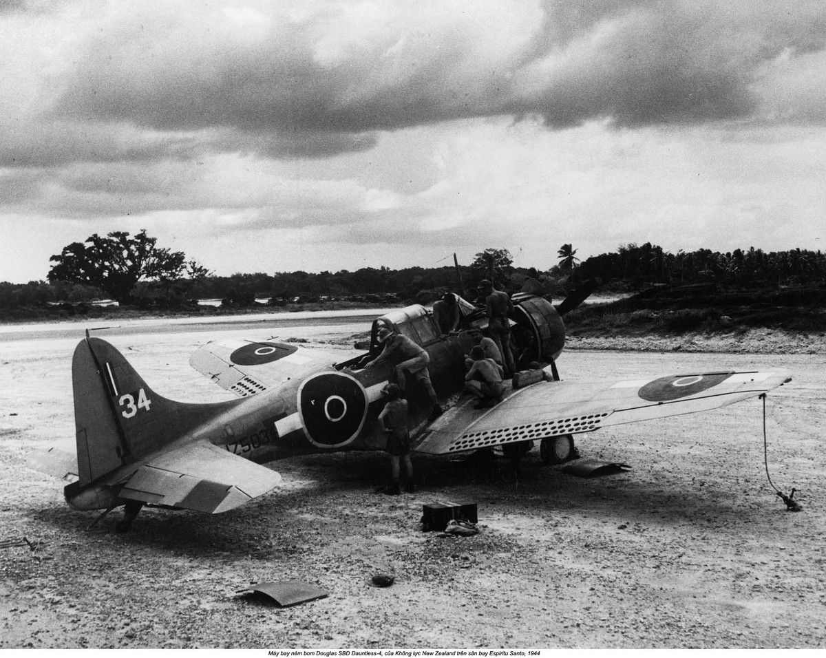 Máy bay ném bom hải quân SBD Dauntless-4 của Không quân New Zealand tham chiến cùng Không quân Australia tại một sân bay dã chiến ở miền Bắc nước này. Nguồn ảnh: Flickr.
