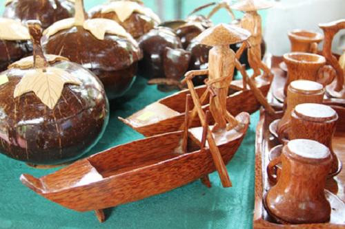 Một số sản phẩm trang trí đặc sắc được làm từ các bộ phận của cây dừa.