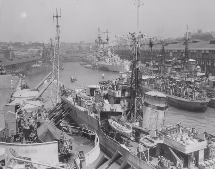 Sau khi tàu tuần dương hạm Salt Lake City bị mang ra làm mục tiêu thử nghiệm bom nguyên tử, thì tàu hỗ trợ thủy phi cơ USS Curtiss đã trở thành Soái Hạm của Hạm đội 1 kể từ năm 1949. Nguồn ảnh: Brightside.