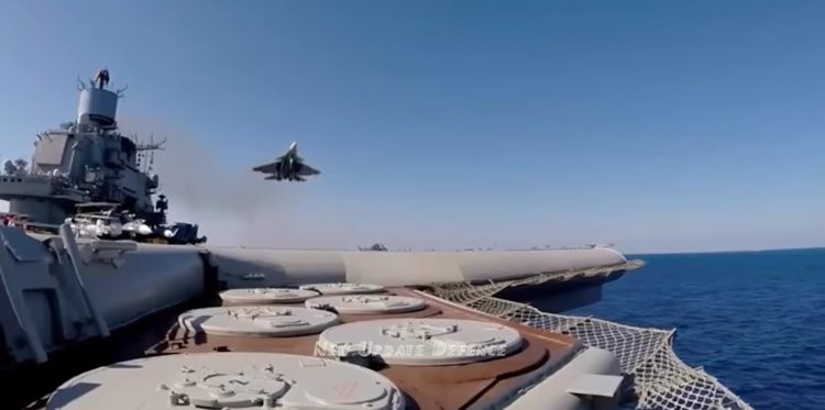 Kuznetsov có chiều dài 305 mét, lườn rộng 72 mét và mớm nước tối đa 10 mét. Tàu có độ giãn nước tối đa 58.600 tấn. Biên chế thủy thủ đoàn và thành viên đội bay trên Kuznetsov chỉ khoảng 1600 người - ít hơn nhiều các tàu sân bay hiện đại của Mỹ. Nguồn ảnh: BI.