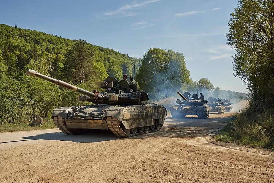 Đội hình xe tăng T-84 Oplot của Ukraine tham gia cuộc tập trận với các nước phương Tây tại Đức hồi trung tuần tháng năm vừa rồi. Nguồn ảnh: Sina.