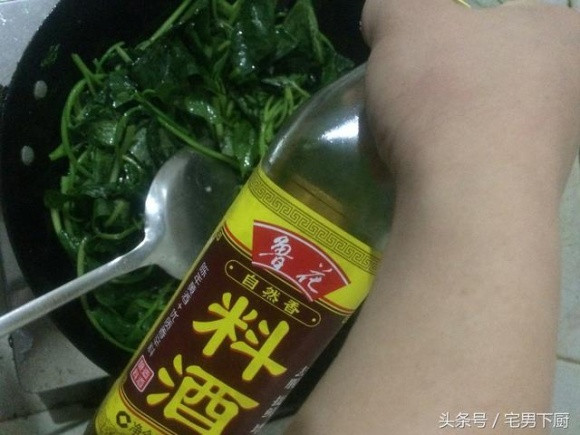 Ngay sau khi tỏi được phi thơm thì cho rau vào đảo đều trên lửa to, thêm muối và một chút rượu gạo vào để tăng độ giòn cho món ăn