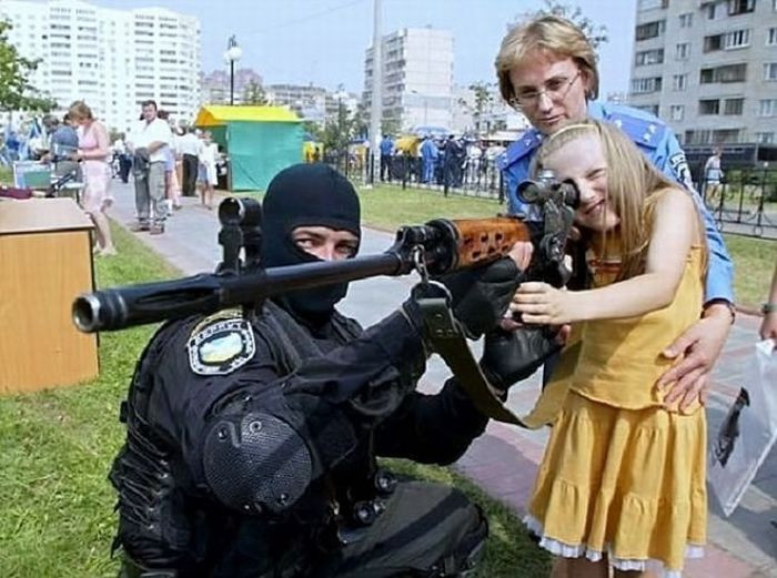 Cuối cùng, mỗi công dân Nga không được phép sở hữu quá 10 khẩu súng các loại, trong đó bao gồm tối đa 5 khẩu súng trường và tối đa 5 khẩu súng săn. Nếu muốn sở hữu nhiều hơn, công dân Nga phải xin giấy phép sưu tầm súng. Khi này, số lượng súng có thể sở hữu là vô giới hạn nhưng công dân sẽ bị giới hạn sở hữu... đạn. Nguồn ảnh: Pinterest.