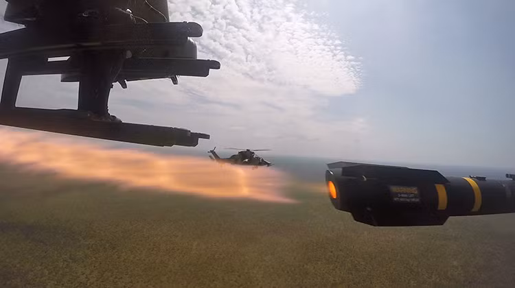 Đây là loại tên lửa cỡ lớn, có thể phóng đi từ nhiều cơ cấu phóng khác nhau. Tên lửa có chiều dài 163cm, đường kính 17,8 c,, nặng 49,4 kg và sử dụng dẫn đường bán chủ động bằng lade. Nguồn ảnh: ArmyTech.