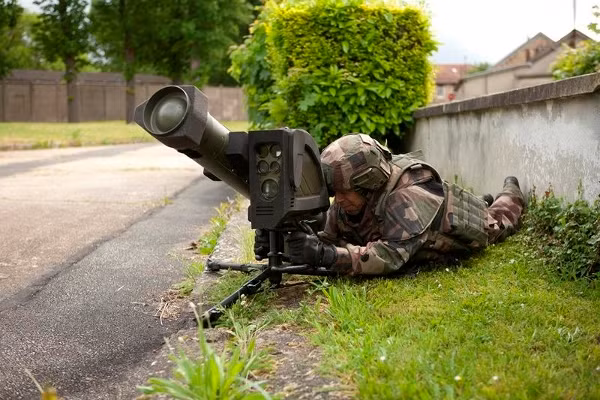 Một loại tên lửa chống tăng khác của Pháp cũng được coi là loại tên lửa hiện đại và nguy hiểm bậc nhất thế giới hiện nay đó là tên lửa Le missile moyenne portée (MMP). Đây là loại tên lửa cá nhân, tầm trung được sản xuất và thiết kế bởi Pháp từ năm 2014. Nguồn ảnh: ArmyTech.