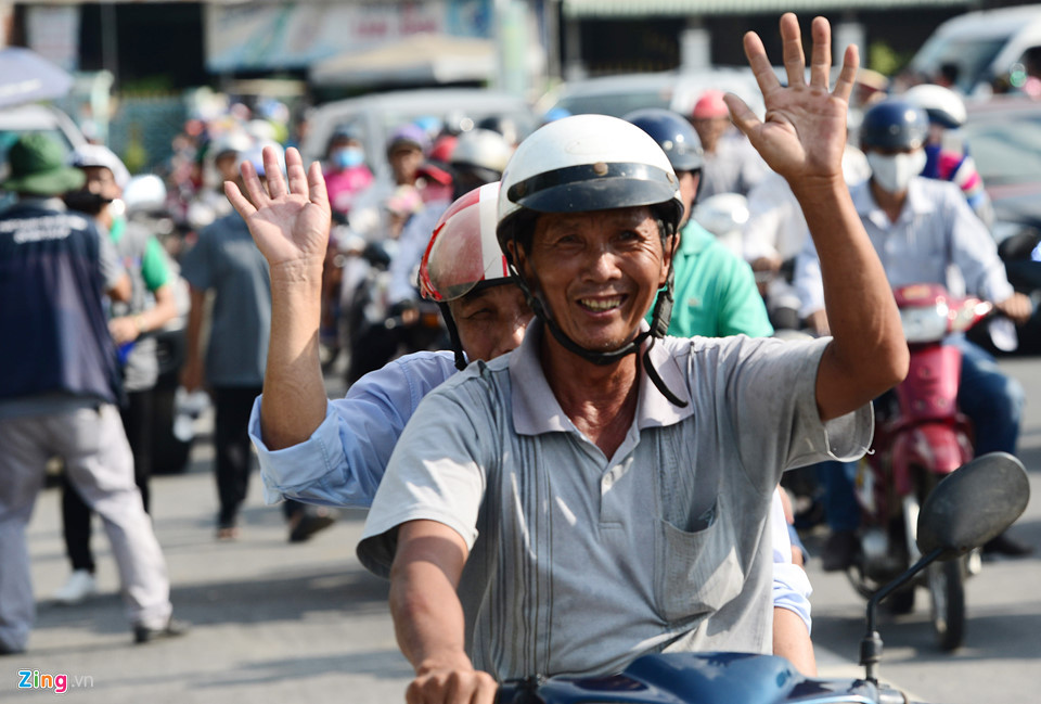Niềm hân hoan thể hiện rõ trên khuôn mặt nhiều người, nhất là những vị cao niên. Họ chuẩn bị được chạy qua cây cầu mới hiện đại vừa được khánh thành sáng nay.