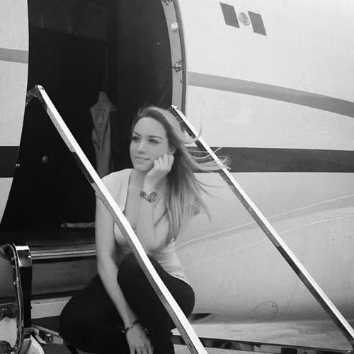 “Năm 21 tuổi, tôi rời khỏi Mexico sau khi đơn xin học tại một trường bay ở California, Mỹ được chấp thuận”, Alejandra nói. Ảnh: Instagram.