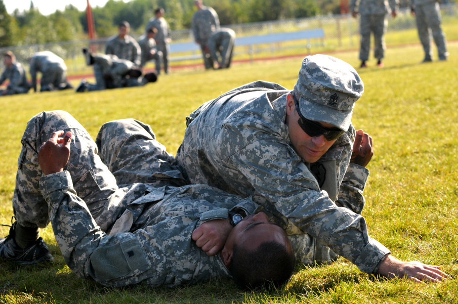 Mặc dù vậy trên chiến trường, người lính được khuyến cáo bằng mọi giá tránh những cuộc hỗn chiến ở cự ly gần như thế này vì khi đó mọi ưu thế về mặt hỏa lực của quân đội Mỹ sẽ không còn phát huy tác dụng. Nguồn ảnh: Armymil.
