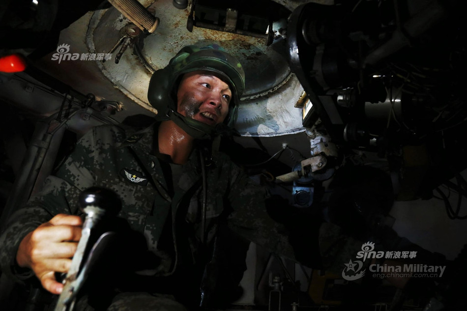 Giống nhiều loại phương tiện thiết giáp khác được ra đời cùng thời, Type 63 hoàn toàn không đực trang bị điều hòa không khí phía trong xe, kíp chiến đấu phải chịu nóng lên tới 40, 50 độ khi xe vận hành. Nguồn ảnh: Sina.