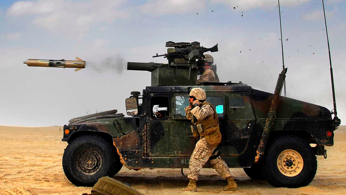 Là một trong những loại tên lửa phổ biến nhất thế giới hiện nay, TOW đang được sử dụng tại hơn 40 quốc gia và vùng lãnh thổ, có khả năng gắn lên khoảng 15.000 loại phương tiện mặt đất khác nhau và có tầm bắn tối đa 4,5 km. Đây là loại tên lửa cần dẫn bắn, nghĩa là xạ thủ phải điều khiển tên lửa tới khi nó chạm mục tiêu. Nguồn ảnh: ArmyTech.