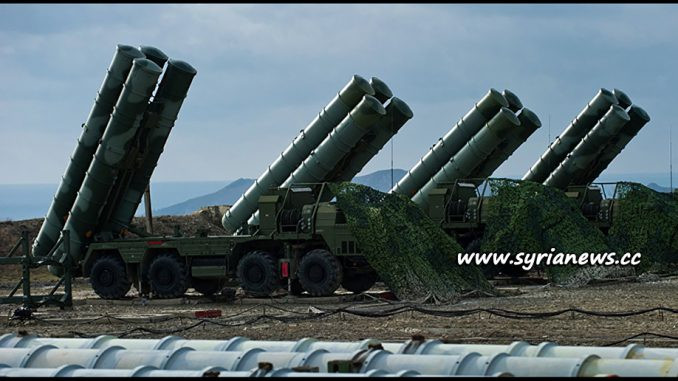 Tổ hợp tên lửa phòng không S-400 của Nga được chính thức đưa vào biên chế của nước này từ năm 2007. Trong khi đó, tổ hợp phòng không di động Pantsir-S1 được đưa vào biên chế chính thức từ năm 2012. Nguồn ảnh: Syrianew.