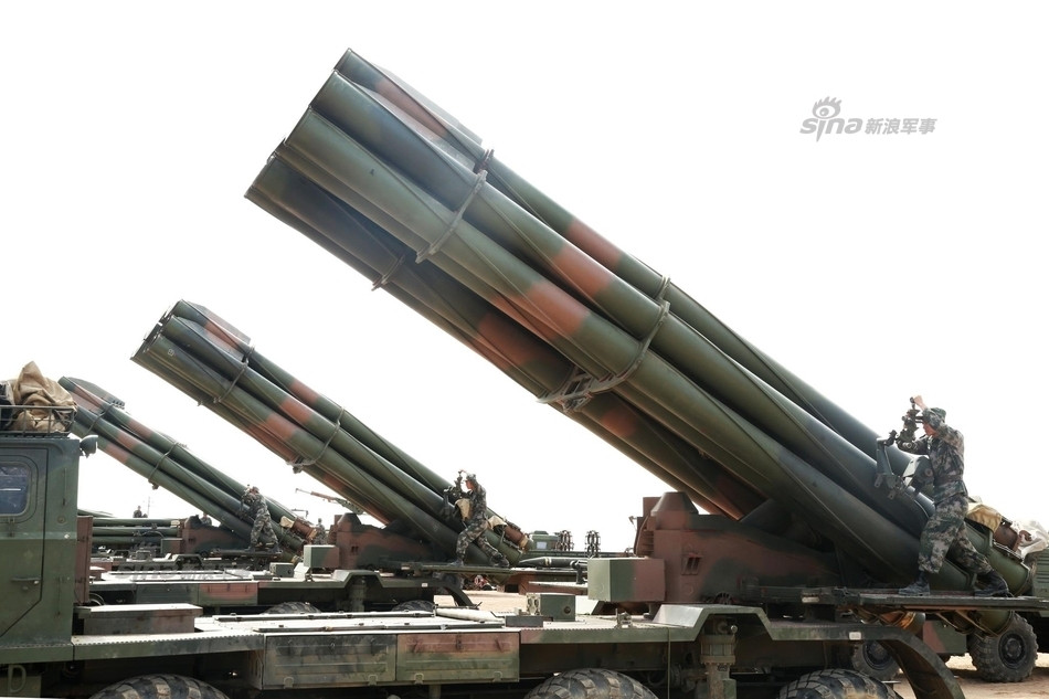 Hệ thống pháo phản lực phóng loạt này của Trung Quốc được đặt trên khung gầm của xe tải Vạn Sơn WS2400. Đây là hệ thống khung gầm xe tải có dẫn động 8x8, thường được thấy là hệ thống chuyên chở nhiều loại tên lửa tầm trung khác của Trung Quốc. Nguồn ảnh: Sina.
