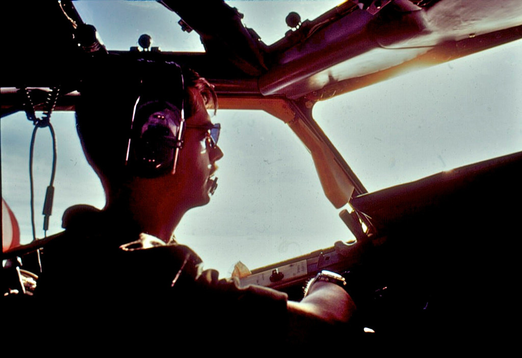 Bên trong khoang lái của chiếc KC-135 khi thực hiện nhiệm vụ tiếp liệu. Nguồn ảnh: Flickr.