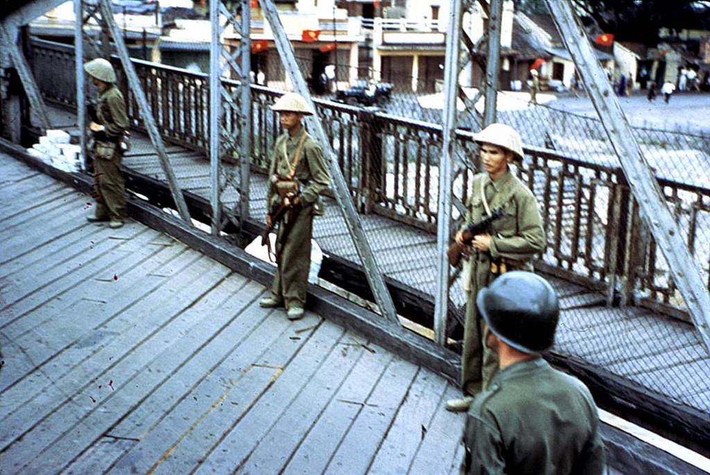 Thời gian ngắn trước khi cuộc chuyển giao diễn ra, thành phố Hải Phòng bị Pháp và chính quyền tay sai khủng bố bằng lệnh giới nghiêm cùng các hành động thù địch. Nguồn ảnh: Flickr.