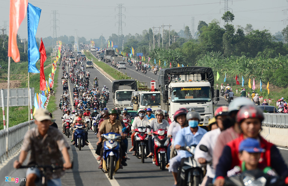 Chỉ khoảng chục phút sau, đường dẫn lên cầu ở cả hai hướng chật kín phương tiện, đặc biệt số người đi xe máy rất đông.