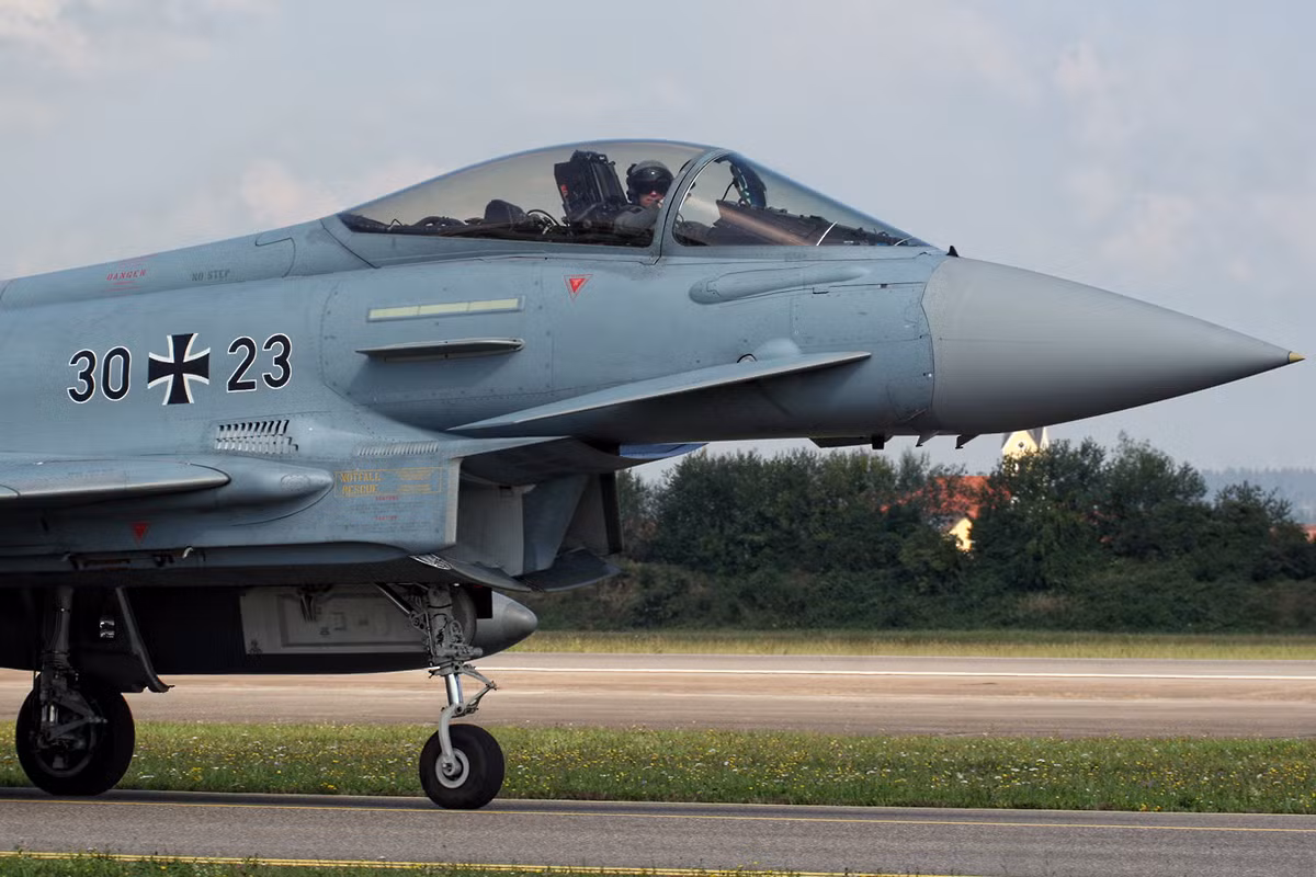 Cụ thể, do các vấn đề về mặt kỹ thuật với hệ thống cảnh báo an toàn trên những chiếc tiêm kích Eurofighter nên hiện tại chỉ có khoảng 10 chiếc Eurofighter trên tổng số 128 chiếc hiện có Không quân Đức sẵn sàng cho chiến đấu. Nguồn ảnh: Fighter.