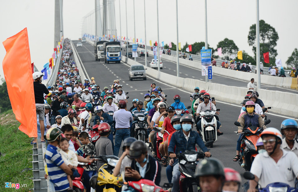 Không được đỗ xe trên cầu, nhiều người dừng chân dưới chân cầu để chụp hình.