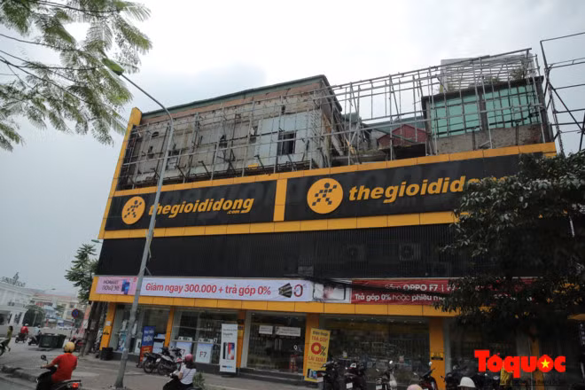 Nhiều công trình bao xung quanh là khung sắt trông nhếch nhác và mất mỹ quan đô thị