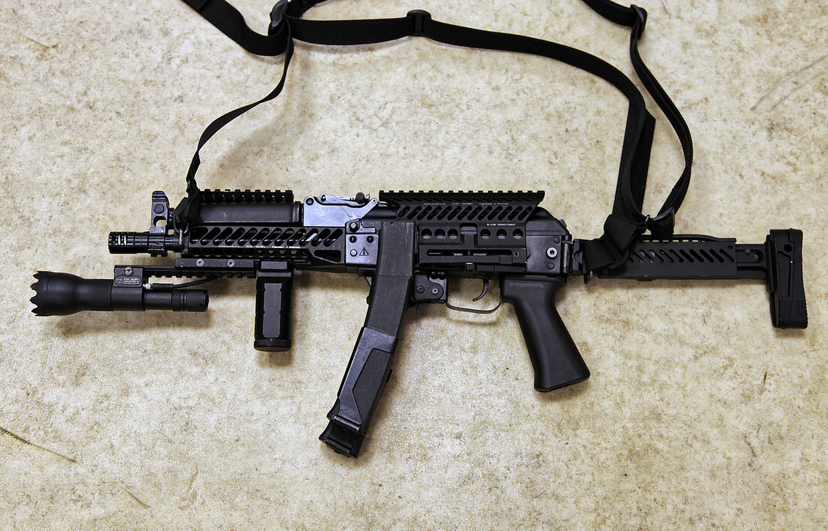 Khẩu tiểu liên này có trọng lượng rỗng chỉ khoảng 2,9 kg, chiều dài 705mm khi mở báng và chỉ còn dài 480 mm khi được gập báng lại, đảm bảo nhỏ gọn để xạ thủ giấu trong người. Nguồn ảnh: Wiki.