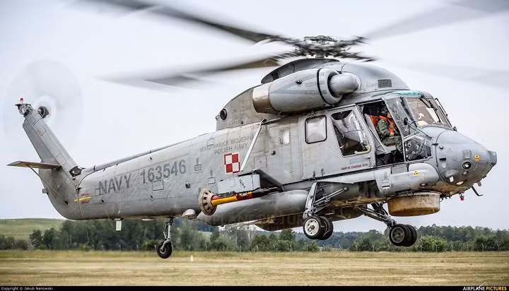 Kaman SH-2G Super Seasprite có thể xuất kích từ tàu tuần duyên, tàu tuần tra, và các tàu lớn hơn có boong cất hạ cánh. Máy bay này được trang bị một máy sonar tần số thấp, radar trên khoang, hệ thống FLIR gắn ở phía trước, hệ thống xử lý dữ liệu dưới nước. Có thể lắp thêm các loại vũ khí khác nhau lên máy bay này, như tên lửa không đối đất, tên lửa chống hạm AGM-119 Penguin, ngư lôi AGM-65 Maverick và MK50.