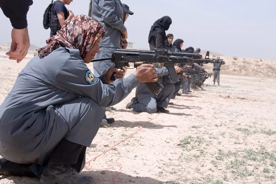 Sáu tháng trước, Mỹ đã quyết định cấm lực lượng an ninh cảnh sát của Afghanistan sử dụng các loại súng do Liên Xô và Nga sản xuất với lý do để "đồng bộ hóa trang bị". Thay vào đó là những khẩu M4 cùng M16 - những loại súng rõ ràng không thể so sánh được với khẩu AK-47 về độ ổn định. Nguồn ảnh: NBC.