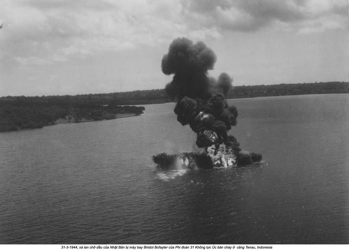 Một xà lan chở dầu của Nhật Bản bị không lực Australia tấn công và nhấn chìm ngoài khơi Indonesia. Nguồn ảnh: Flickr.