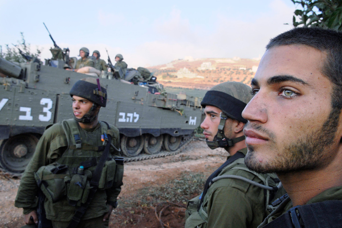 Do có luật nghĩa vụ quân sự bắt buộc với cả nam lẫn nữ, quân số thường trực của Israel thường xuyên ở mốc khoảng 200.000 quân. Đây là một lực lượng binh lính có trình độ cực cao, được đào tạo bài bản, có khả năng sử dụng được nhiều ngoại ngữ khác nhau và đặc biệt là được huấn luyện bởi những sĩ quan thiện chiến, giàu kinh nghiệm trận mạc. Nguồn ảnh: Force.