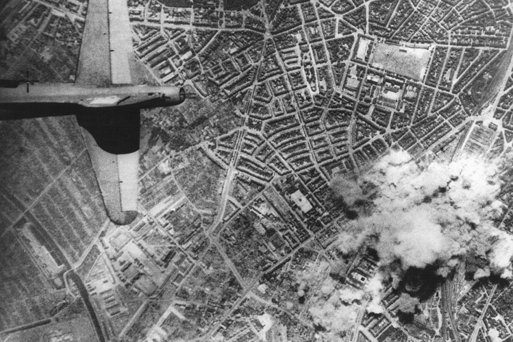 Phần lớn trận chiến được định đoạt bằng sức mạnh của lực lượng Không quân thay vì sức mạnh của lực lượng lục quân ở dưới mặt đất dù quân số và trang bị của quân Anh phía dưới mặt đất là áp đảo hoàn toàn. Nguồn ảnh: Wiki.