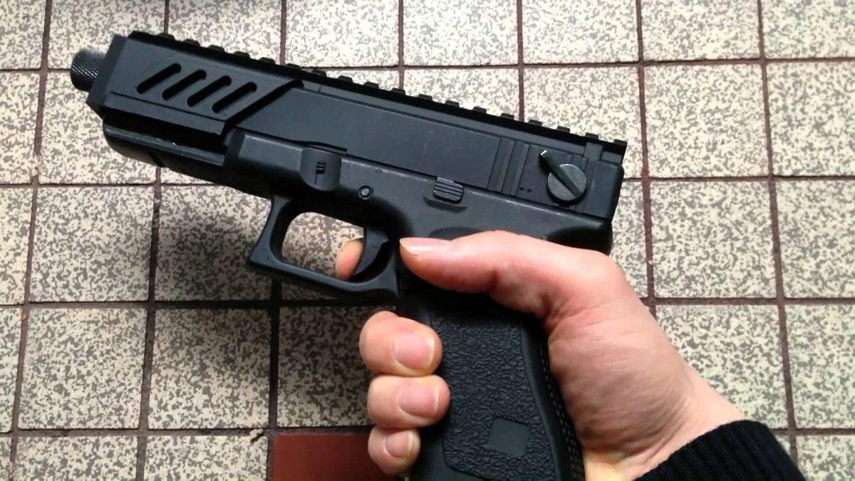 Glock 18 được coi là phiên bản súng ngắn bán tự động nổi bật nhất trên thị trường hiện nay, nó được đưa vào sản xuất hàng loạt từ năm 1982. Cùng thời gian đó, Glock 17 đã nổi danh và thậm chí còn được quân đội cùng cảnh sát Áo đưa vào biên chế chính thúc của mình. Nguồn ảnh: Guns.