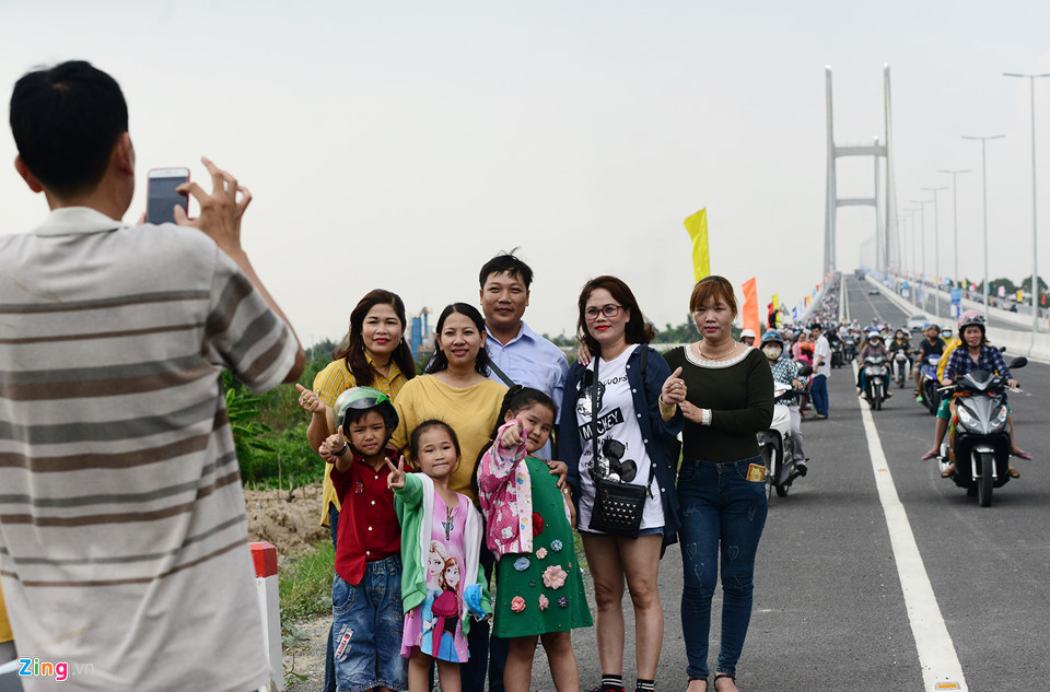Cả nhóm chụp hình lưu niệm ngày đầu tiên thông xe ở khoảng cách hàng trăm mét.
