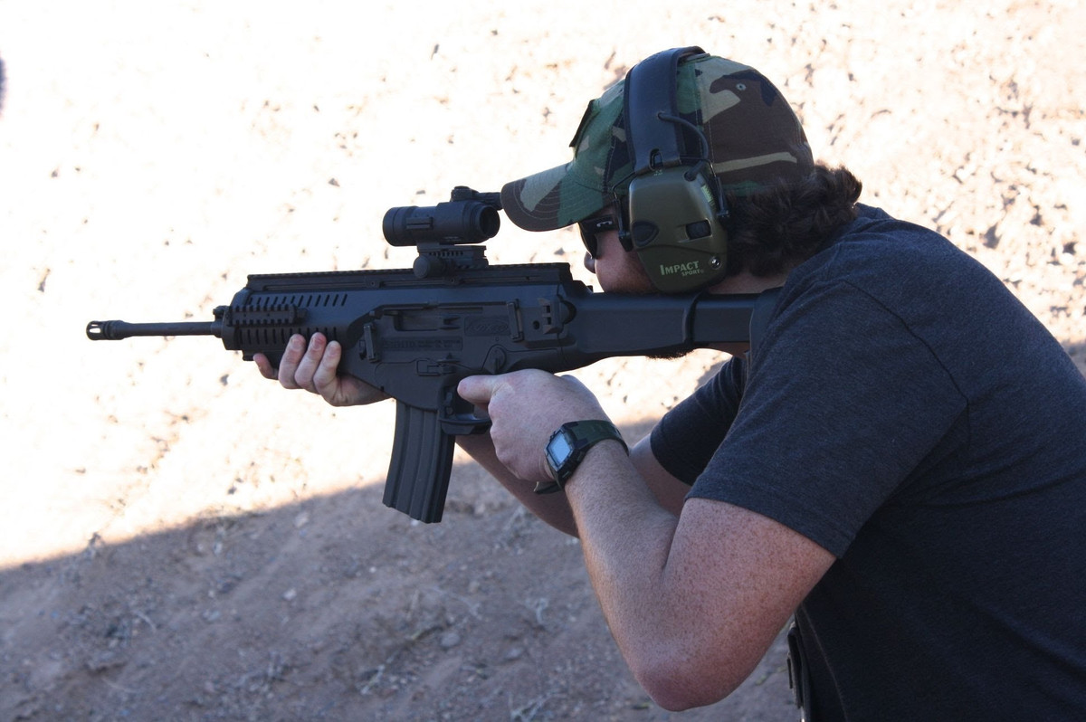 Khẩu súng này có tốc độ bắn tối đa khoảng 700 viên mỗi phút, nghĩa là chậm hơn so với phần lớn các loại súng trường tấn công hiện tại. Tuy nhiên tầm bắn của nó lại cực kỳ hiệu quả, lên tới 600 mét. Nguồn ảnh: Tube.