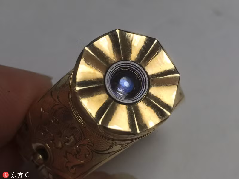 Không những vậy, việc gia công một chiếc ống kính máy ảnh chỉ có kích thước nhỏ bằng đầu bút chì cũng là một điều cực kỳ khó khăn khiến chiếc nhẫn này của KGB hoàn toàn trở nên vô hình trước đối phương. Nguồn ảnh: Sina.