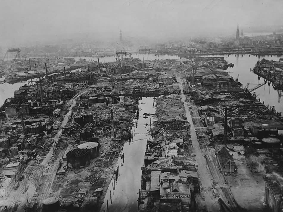 Mặc dù vậy, sức mạnh của Không quân gần như đã nghiền nát Hamburg, biến thành phố lớn bậc nhất của Đức này trở về với thời kỳ đồ đá. Nguồn ảnh: WWII.