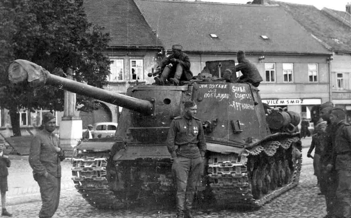 Khẩu pháo tự hành này có giáp trước 90mm, giáp nòng súng 120mm và giáp hai bên 90mm. Khẩu pháo chính cỡ nòng 122mm của nó là loại A-19S có dự trữ đạn tổng cộng 30 viên. Nguồn ảnh: Tube.