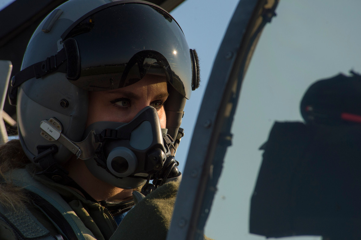 Mặc dù vậy, trong cả năm 2017 vừa rồi Không quân Mỹ chỉ tìm được khoảng 50 cựu phi công đạt tiêu chuẩn (nghỉ hưu trong vòng 5 năm hoặc đang có ý định nghỉ hưu trong vòng 12 tháng tới). Mặc dù vậy, chỉ có một con số rất nhỏ trong số 50 người này chấp nhận một cách miễn cưỡng việc tiếp tục ở lại phục vụ quân đội. Nguồn ảnh: Tube.